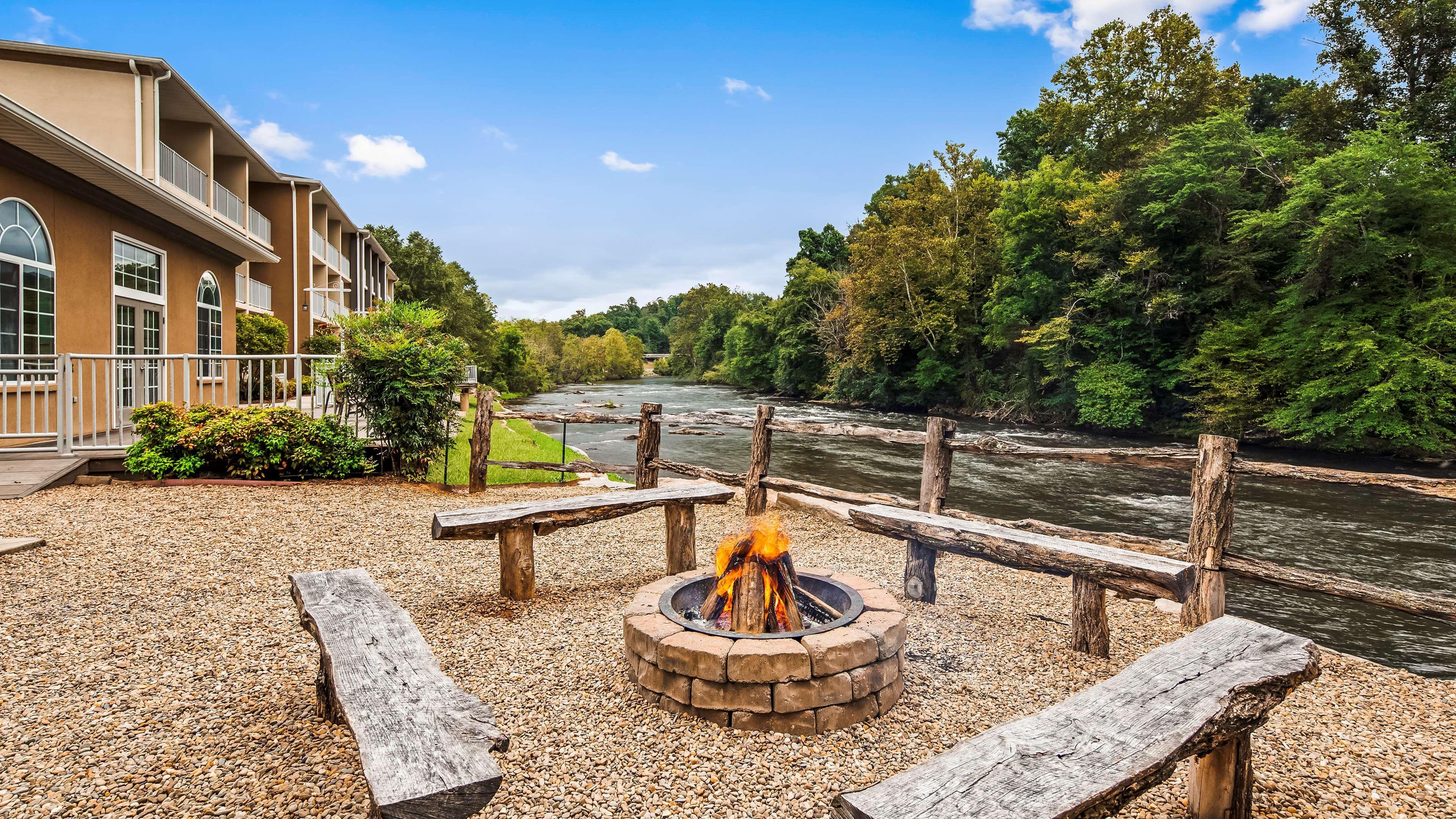 Best Western Plus River Escape Sylva / Dillsboro Eksteriør billede