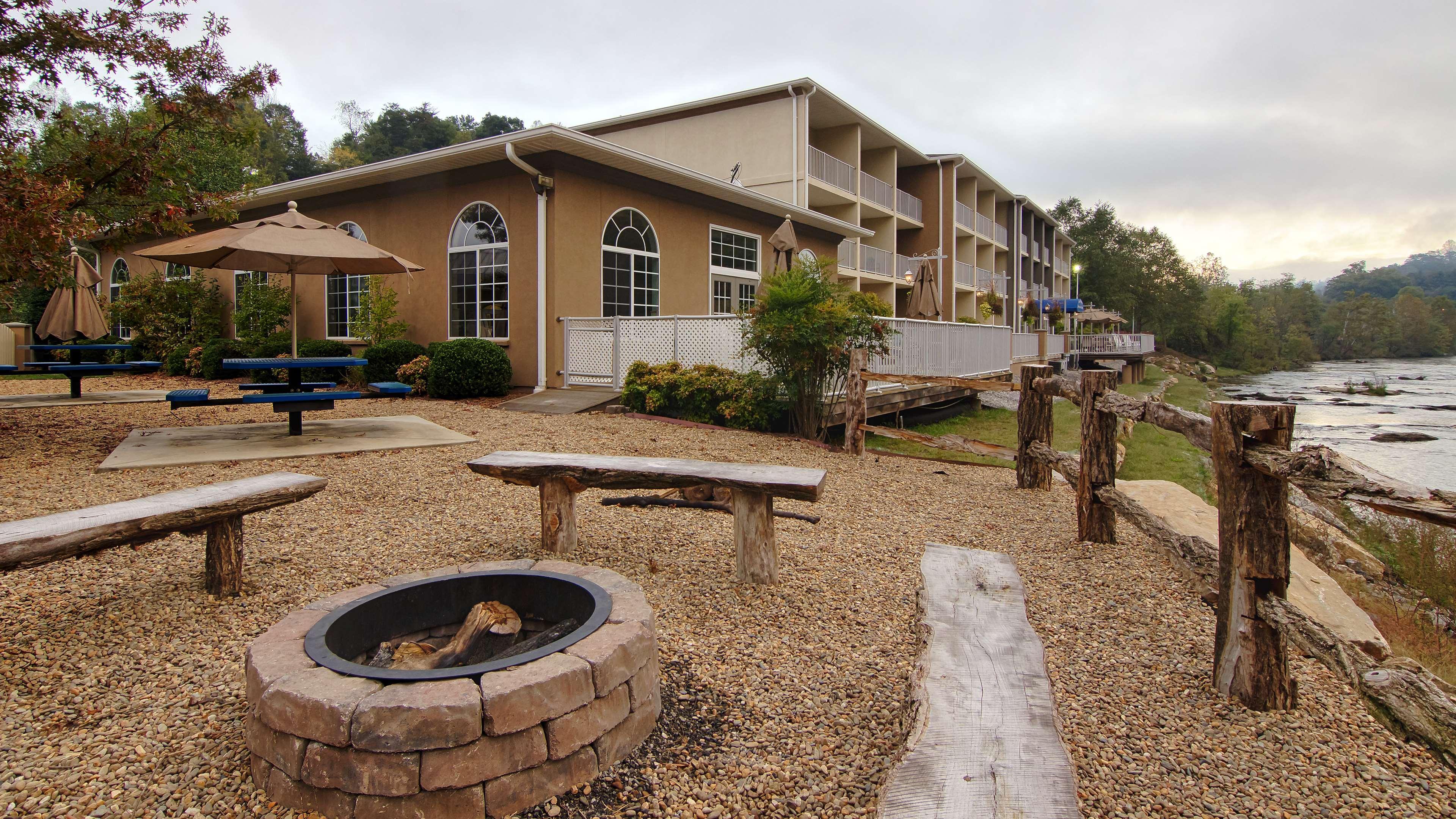 Best Western Plus River Escape Sylva / Dillsboro Eksteriør billede