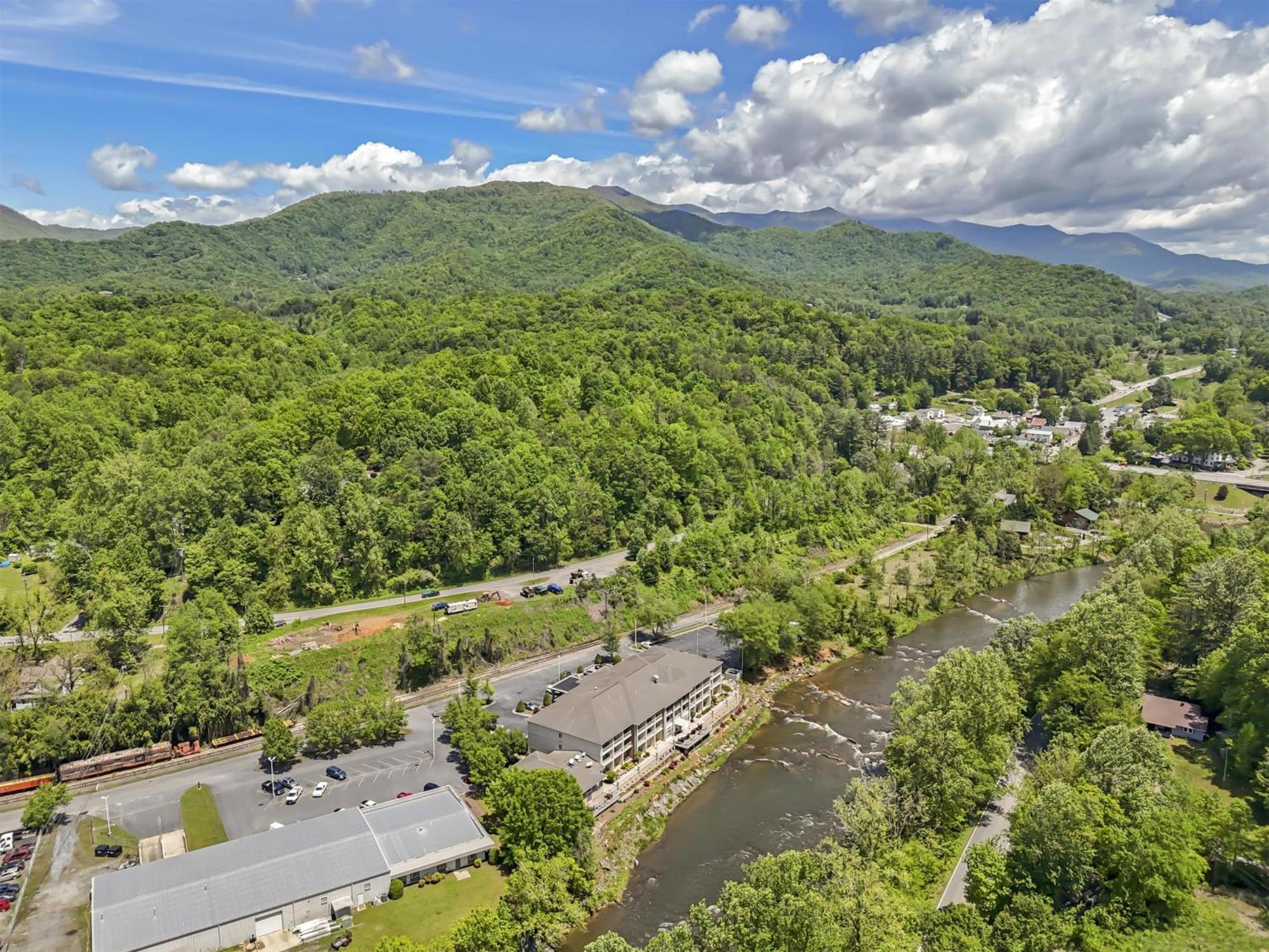 Best Western Plus River Escape Sylva / Dillsboro Eksteriør billede