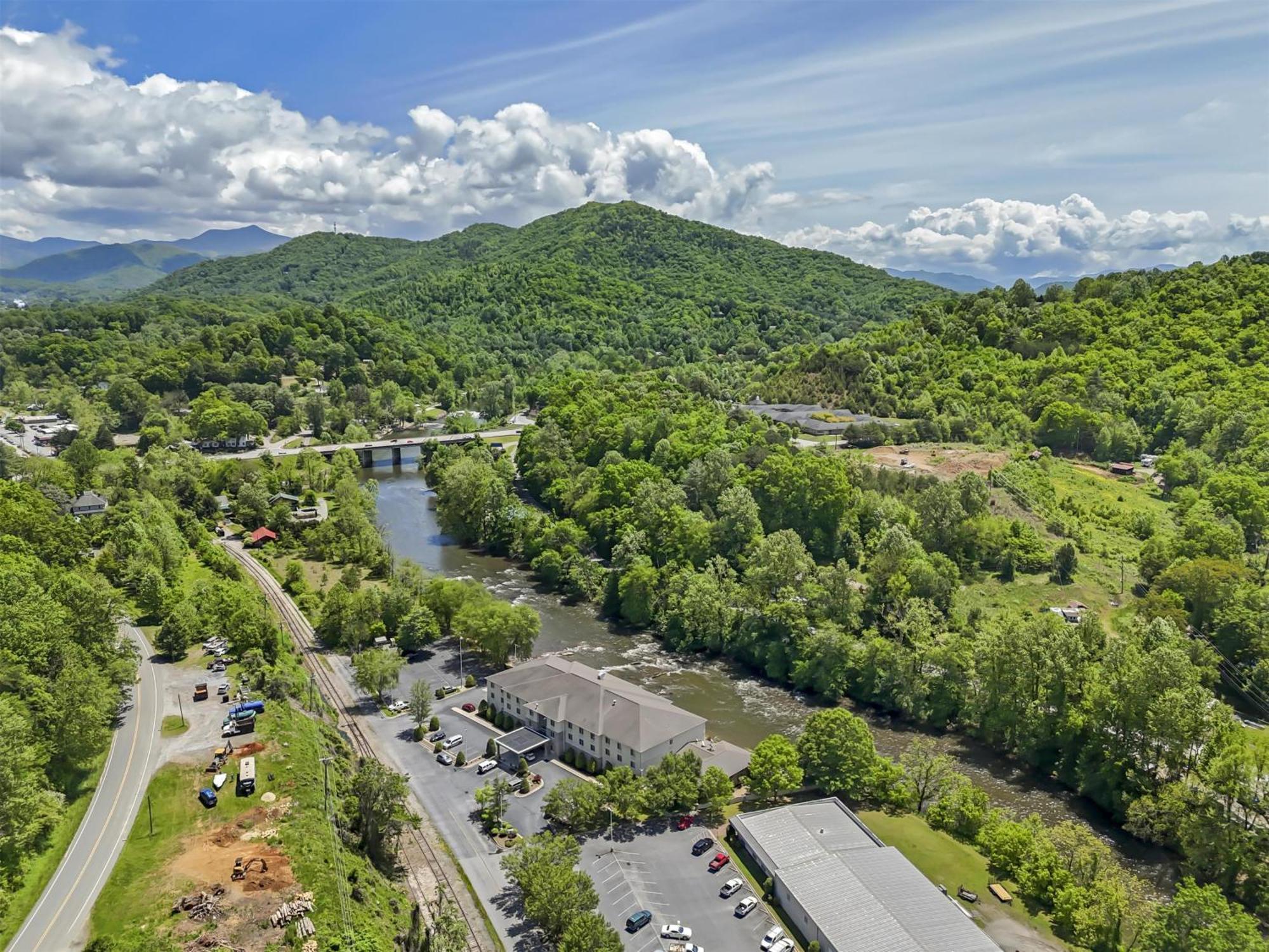 Best Western Plus River Escape Sylva / Dillsboro Eksteriør billede