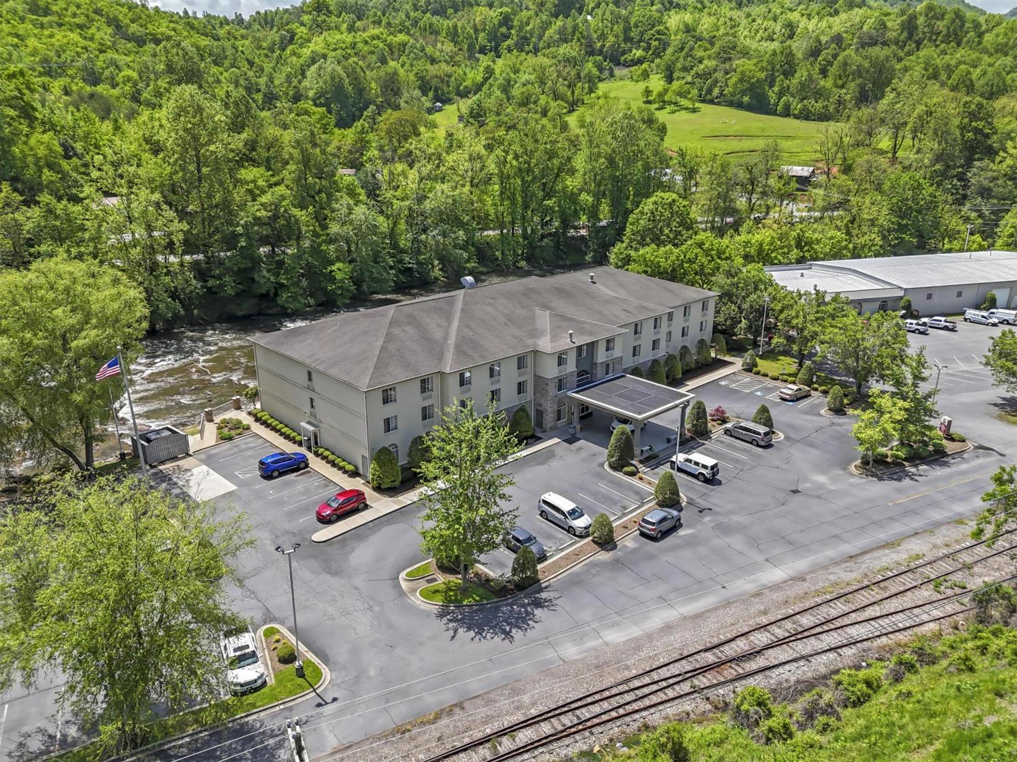Best Western Plus River Escape Sylva / Dillsboro Eksteriør billede